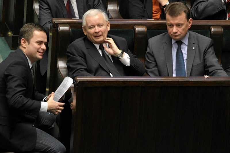 Jarosław Kaczyński ma powody do zadowolenia. W najnowszym sondażu jego partia znowu dogoniła Platformę Obywatelską.