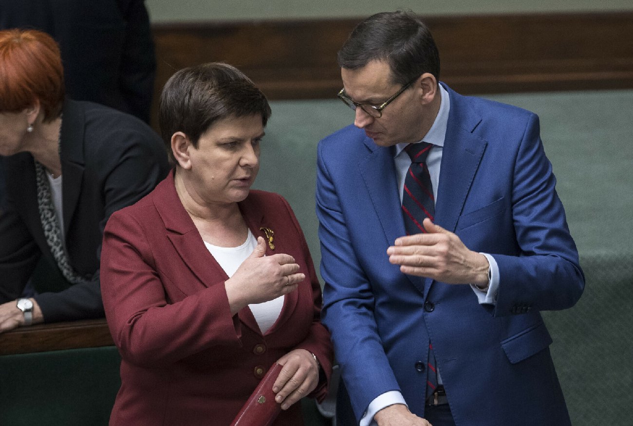 Beata Szydło chciała uderzyć w Donalda Tuska. Rykoszetem oberwał Mateusz Morawiecki.