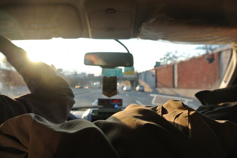 Koszt kursu z lotniska do centrum Manhattanu to zawsze 52 dolary plus ewentualny napiwek. Cena jest stała, żeby uniknąć naciągaczy i ułatwić transport wszystkim turystom. Wszyscy taksówkarze, z którymi mieliśmy okazję podróżować, to imigranci