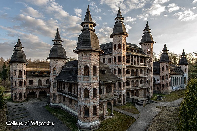 Szkoła magii miałaby powstać w niedokończonym od lat zamku w Łapalicach pod Gdańskiem.
