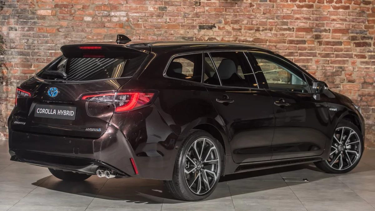 Sport touring wymiarami praktycznie niewiele się różni od plasowanej w segmencie D Toyoty Avensis.