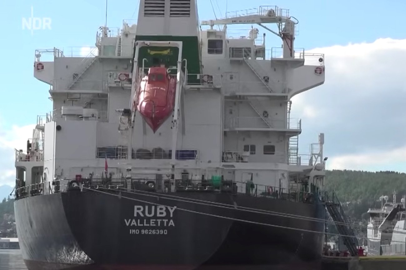 MV Rubi ma na pokładzie 20 tys. ton saletry amonowej. Nie chce go przyjąć żaden port. Od tygodni media śledzą jego trasę.