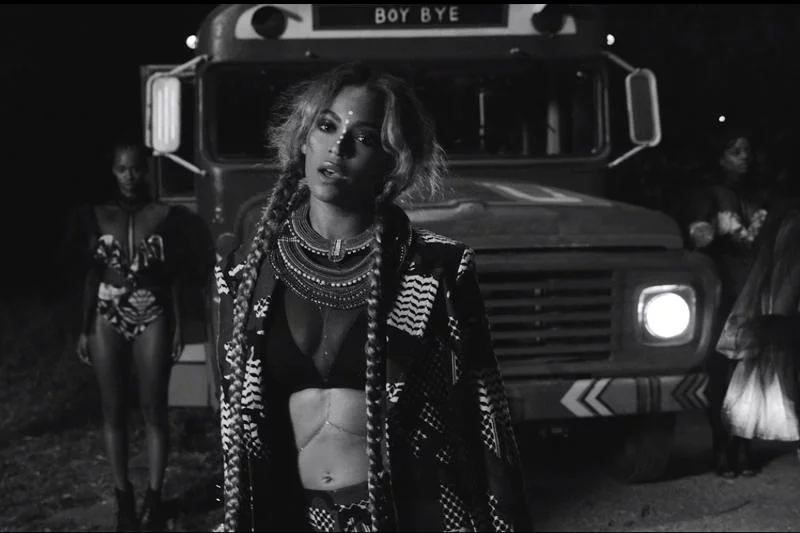 Beyoncé swoimi stylizacjami nawiązuje do historii czarnoskórych.