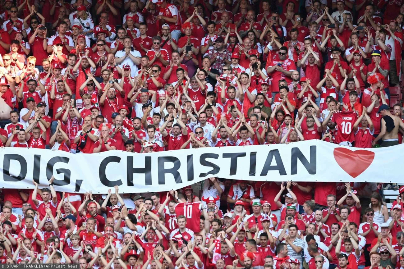 Aplauz i transparent dla Christiana Eriksena. Dania-Belgia na Euro 2020. Przerwany mecz, hołd dla Christiana Eriksena.