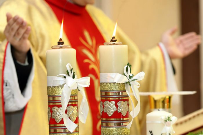 Ksiądz z parafii w Lutyni w woj. wielkopolskim klepał uczniów po pośladkach i plecach. Prokuratura uznała, że nie dopuścił się molestowania.