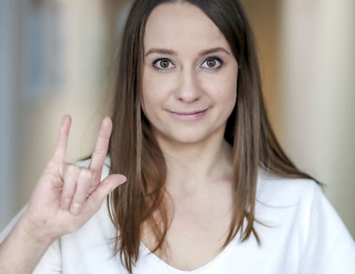 Kiedy zginamy palce u dłoni w taki sposób, to w języku migowym oznacza to komunikat: "KOCHAM CIĘ". Język migowy: wszystko, co warto wiedzieć. Co oznaczają popularne gesty?