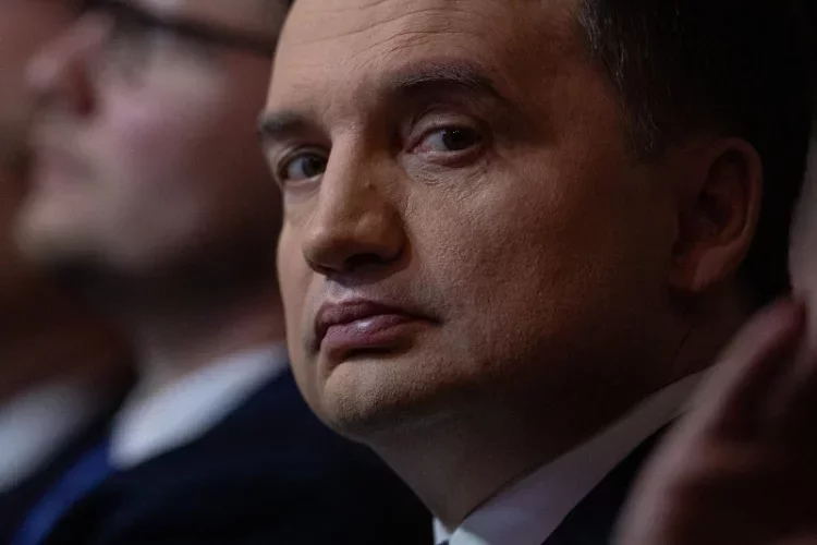 "Matka wybrała bardzo ostry nóż i powoli zabijała małą Zuzię" – napisał na Twitterze min. Zbigniew Ziobro. Oburzył wielu ludzi.