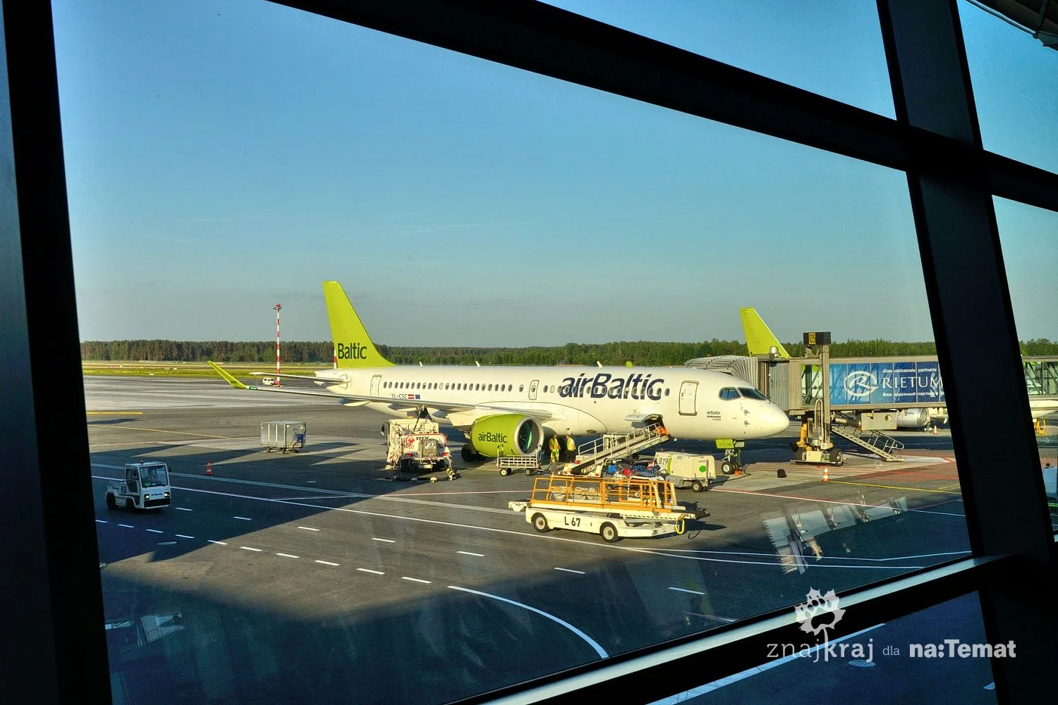 Samolot Air Baltic na lotnisku w Rydze