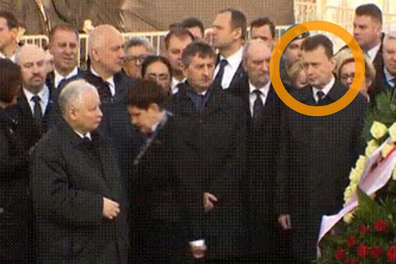 Spójrzcie tylko na pełną rozczarowania i zazdrości minę Mariusza Błaszczaka. Najwierniejszego człowieka Jarosława Kaczyńskiego wyraźnie zasmuciło, iż to nie jego wskazał prezes PiS.