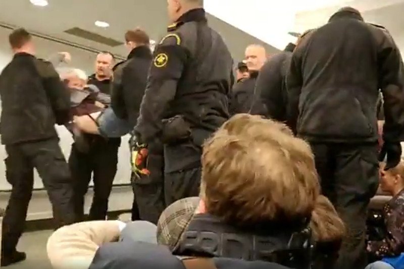 Około północy Straż Marszałkowska usunęła protestujących z biura przepustek.