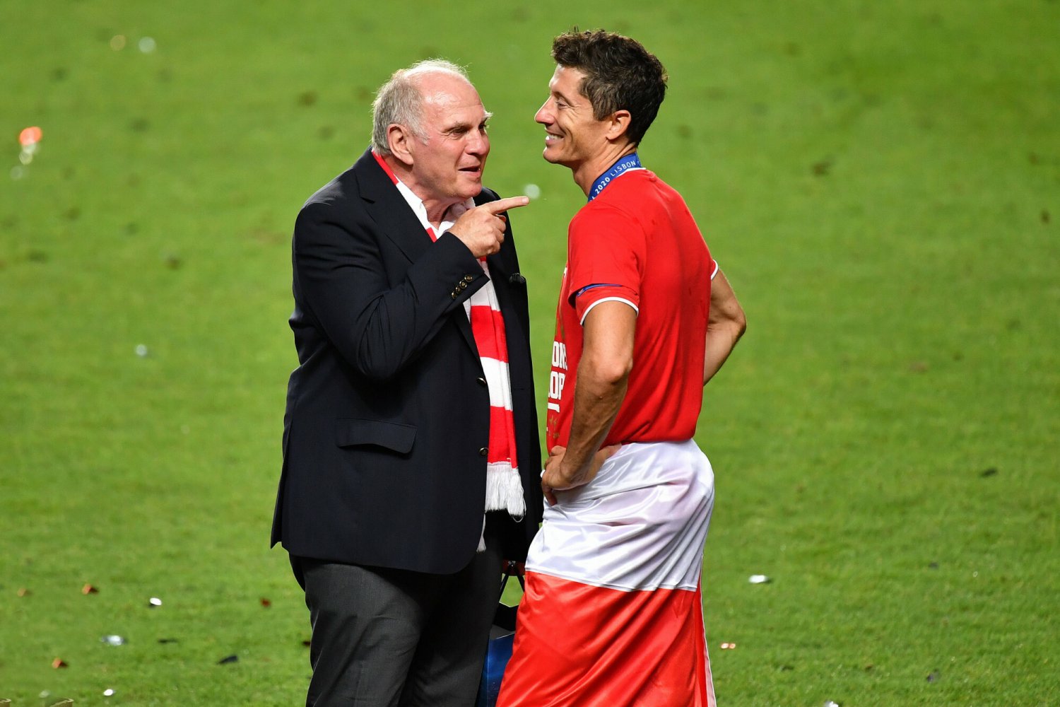 Jeden człowiek blokuje transfer Roberta Lewandowskiego. Uli Hoeness się mści się na Polaku?