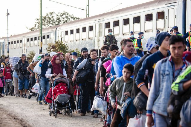 Niemiecki biskup uważa, że trzeba ograniczyć liczbę przyjmowanych uchodźców.