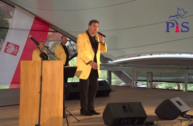Sławomir Świerzyński, lider zespołu disco polo Bayer Full, zagrał na konwencji wyborczej PiS w Lidzbarku Warmiński (2018).