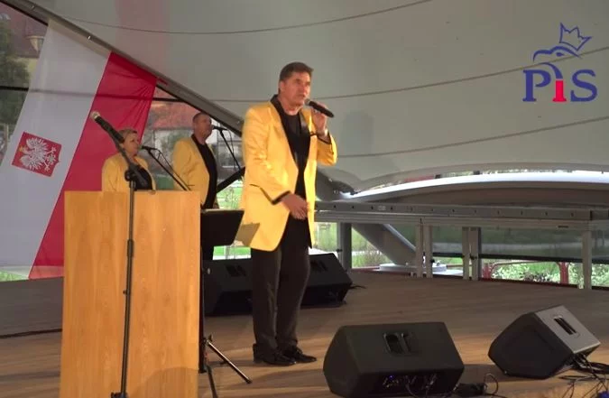 Sławomir Świerzyński, lider zespołu disco polo Bayer Full, zagrał na konwencji wyborczej PiS w Lidzbarku Warmiński (2018).