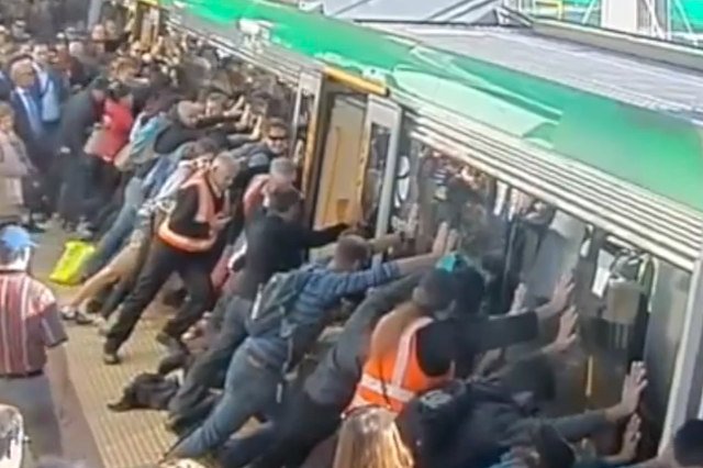 Pasażerowie pociągu Transperth popchnęli wagon, by uwolnić mężczyznę, którego noga utknęła w szczelinie