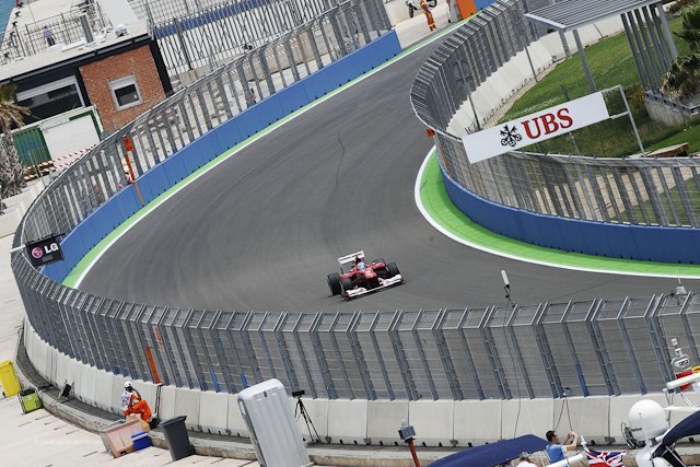 Fernando Alonso był najszybszy na ulicach wokół portu w Walencji