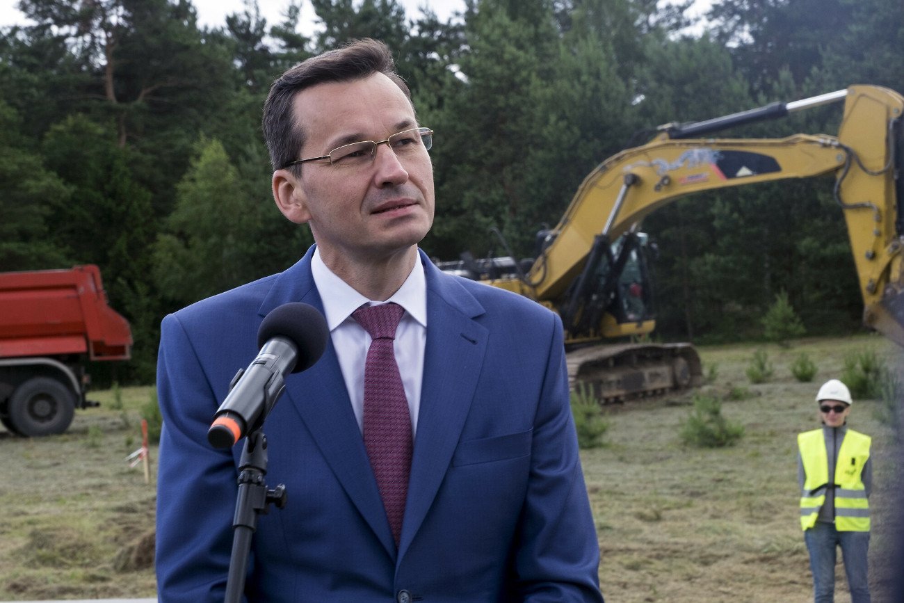 Najpierw był program Mieszkanie Plus (na zdjęciu premier Mateusz Morawiecki na budowie w 2017 roku), od stycznia 2022 roku doszły domy do 70 m2 bez pozwolenia.
