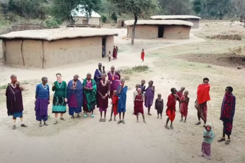 Film polskich podróżników o Europejce, która poślubiła Masaja stał się światowym viralem.