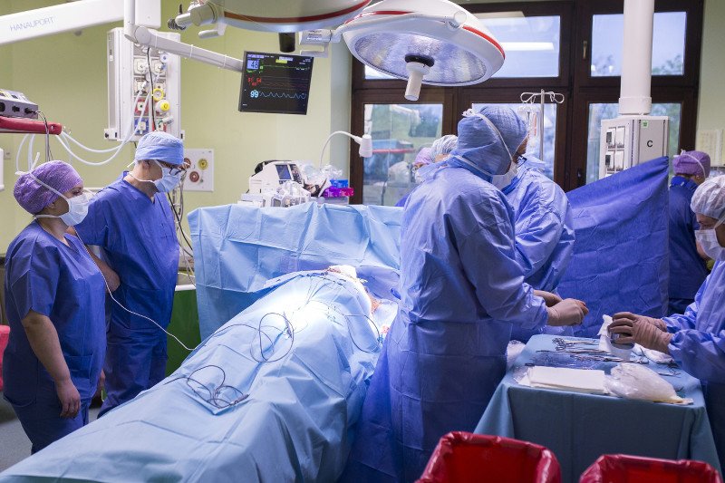 Operacja wszycia kardiowertera - defibrylatora podskórnego.