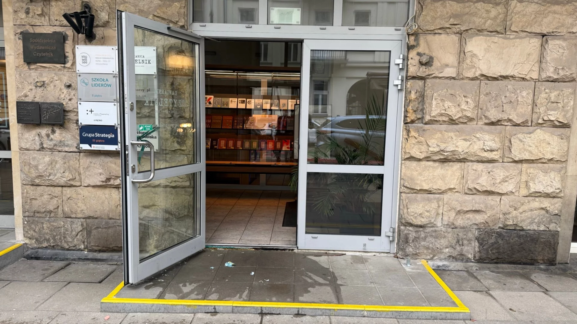 Poważny incydent przed siedzibą PO w Warszawie. Rozbito koktajl Mołotowa