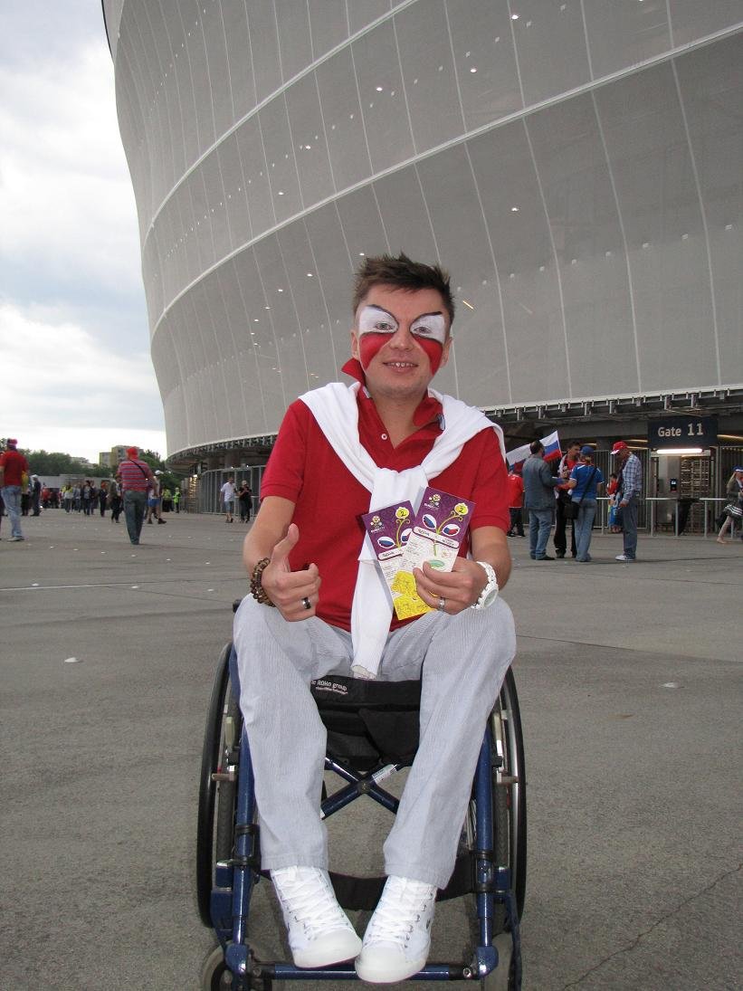 Na zdjęciu Bartłomiej "Skrzynia" Skrzyński na Miejskim Stadionie we Wrocławiu, przed meczem: Rosja - Czechy