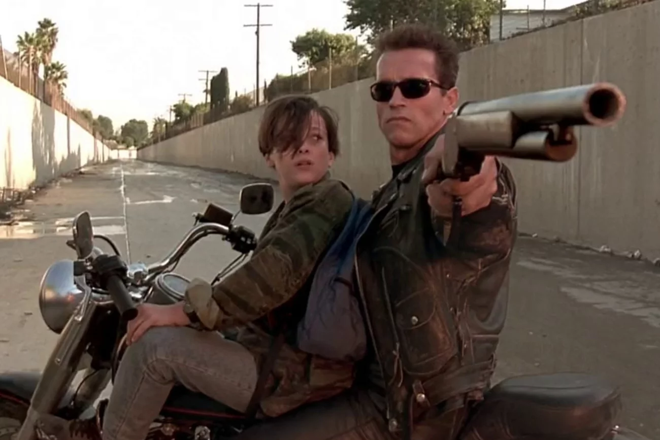 Edward Furlong i Arnold Schwarzenegger w filmie "Terminator 2"