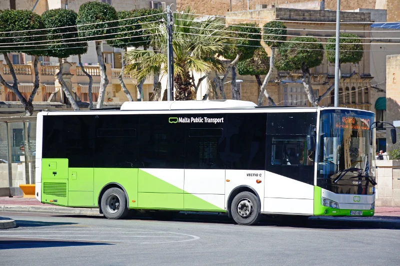Jeden z autobusów kursujących w ramach transportu publiczny na Malcie