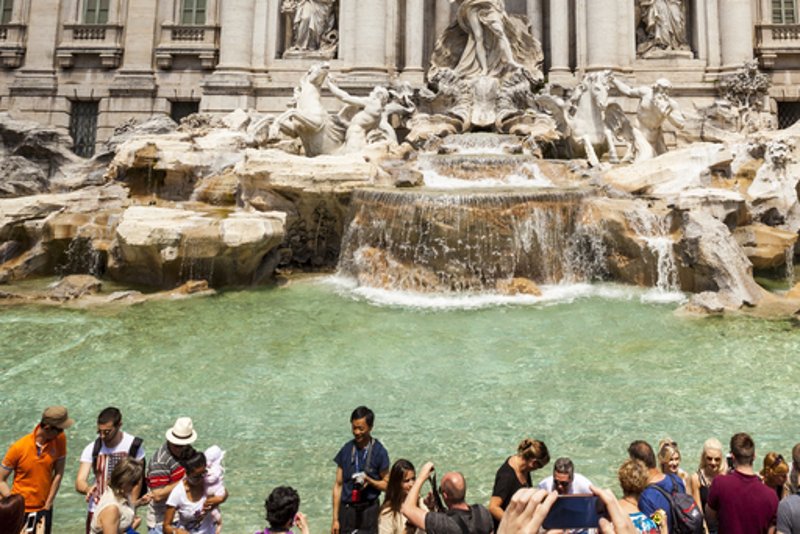 Na dnie fontann zalegają często prawdziwe fortuny.