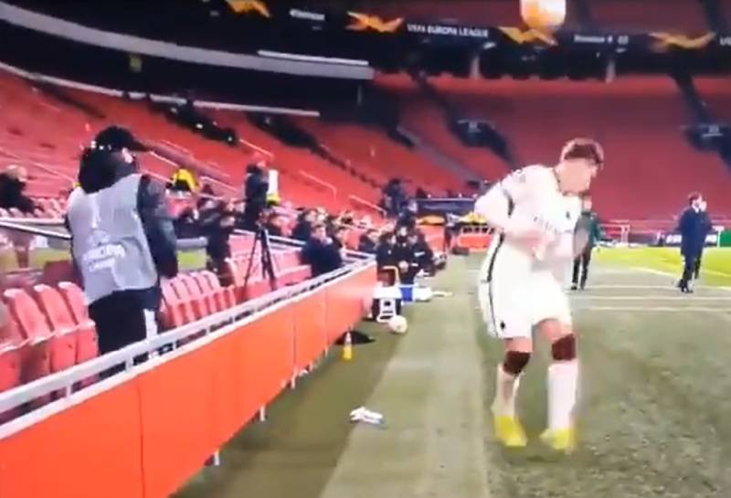 Liga Europy. Ajax Amsterdam - AS Roma. Chłopiec cisnął piłką w twarz Riccardo Calafioriego.