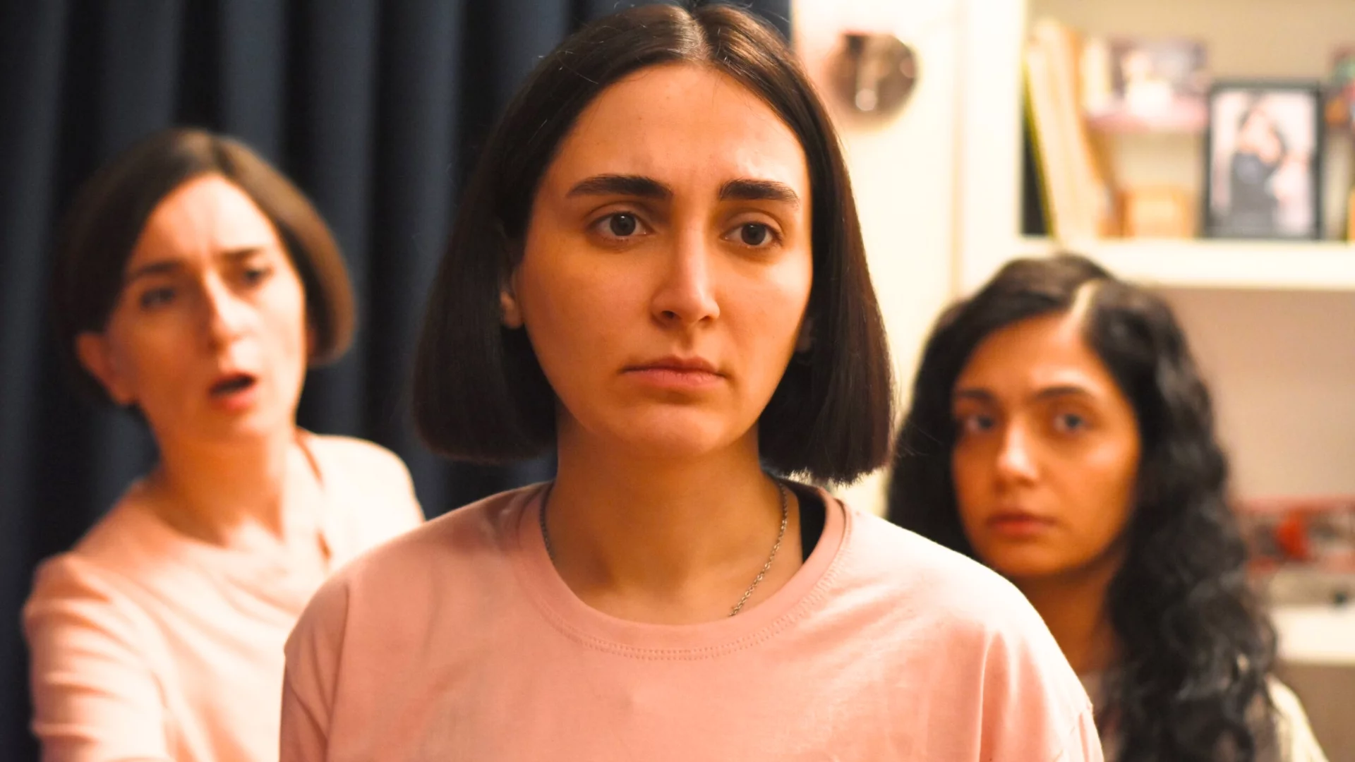 Setareh Maleki, Mahsa Rostami i Soheila Golestan w filmie "Nasienie świętej figi"