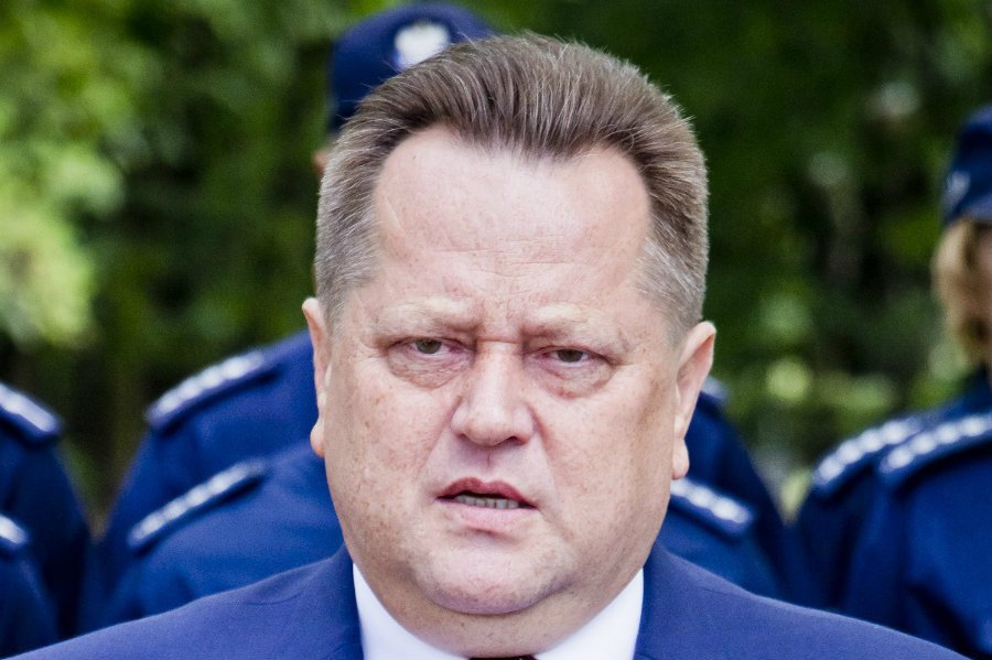 Wiceszef MSWiA zaprzeczył, jakoby policjanci musieli pilnować jego posiadłości. Jak stwierdził w wywiadzie dla "Sieci", w pobliżu jego domu znaleziono obciętą ludzką głowę.