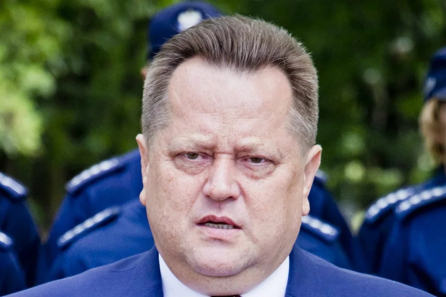 Wiceszef MSWiA zaprzeczył, jakoby policjanci musieli pilnować jego posiadłości. Jak stwierdził w wywiadzie dla "Sieci", w pobliżu jego domu znaleziono obciętą ludzką głowę.