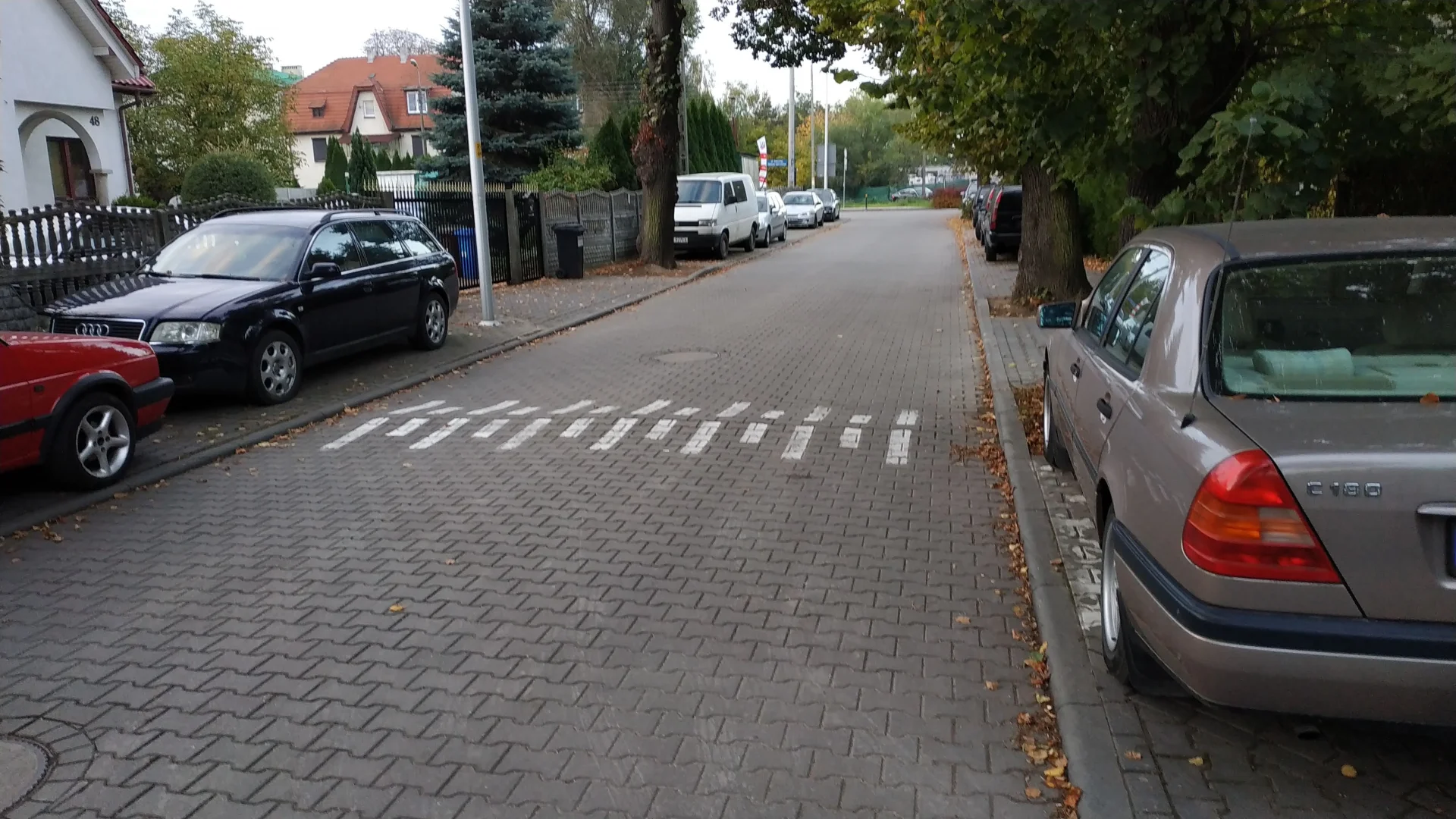 Samochody zaparkowane na ul. Uczniowskiej