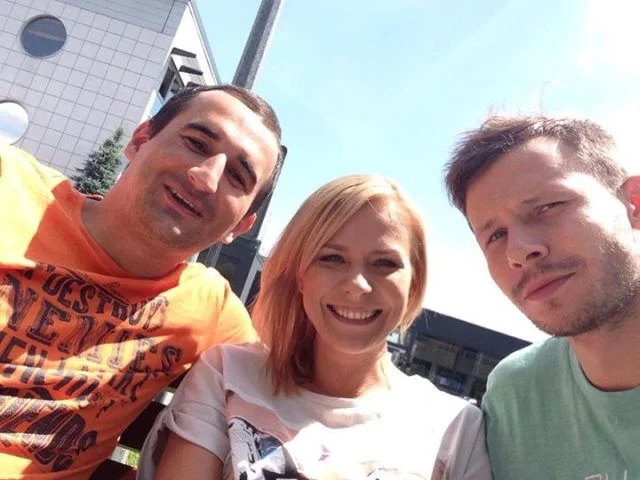 Mateusz Banasiuk, Michał Koterski. W środku Aneta Zając