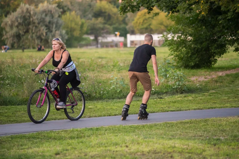 Rolkarze na ścieżkach rowerowych to bardzo popularny widok i zagrożenie. Jakie przepisy ich obowiązują?