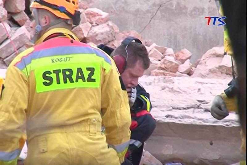 Strażacy w Świebodzicach szukają żywych pod gruzami (marzec 2012).