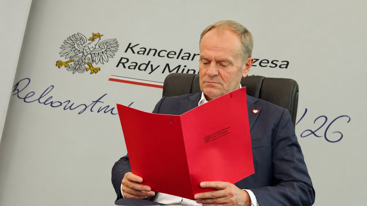Donald Tusk na tle dokumentu "Rekonstrukcja rządu kwiecień 26".