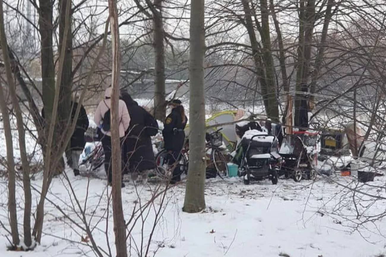 Historia dwulatki mieszkającej w namiocie. Wypowiedział się ojciec dziecka