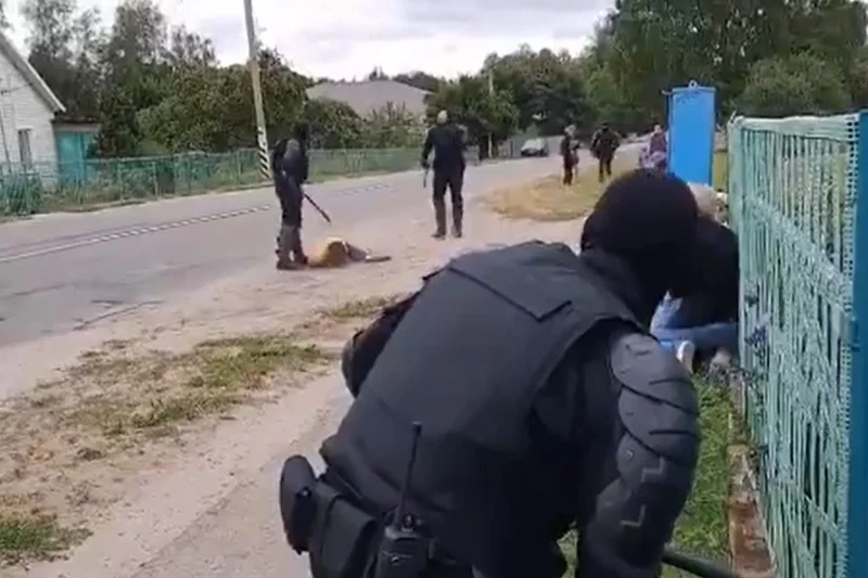 OMON pacyfikuje wieś Lebiedziewo.