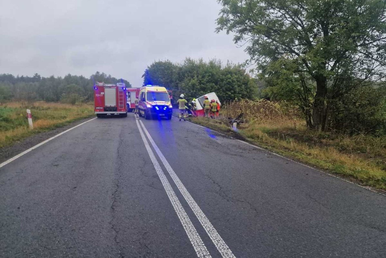 Wypadek koło Turowa. Bus wypadł z drogi i dachował, kierowca nie przeżył