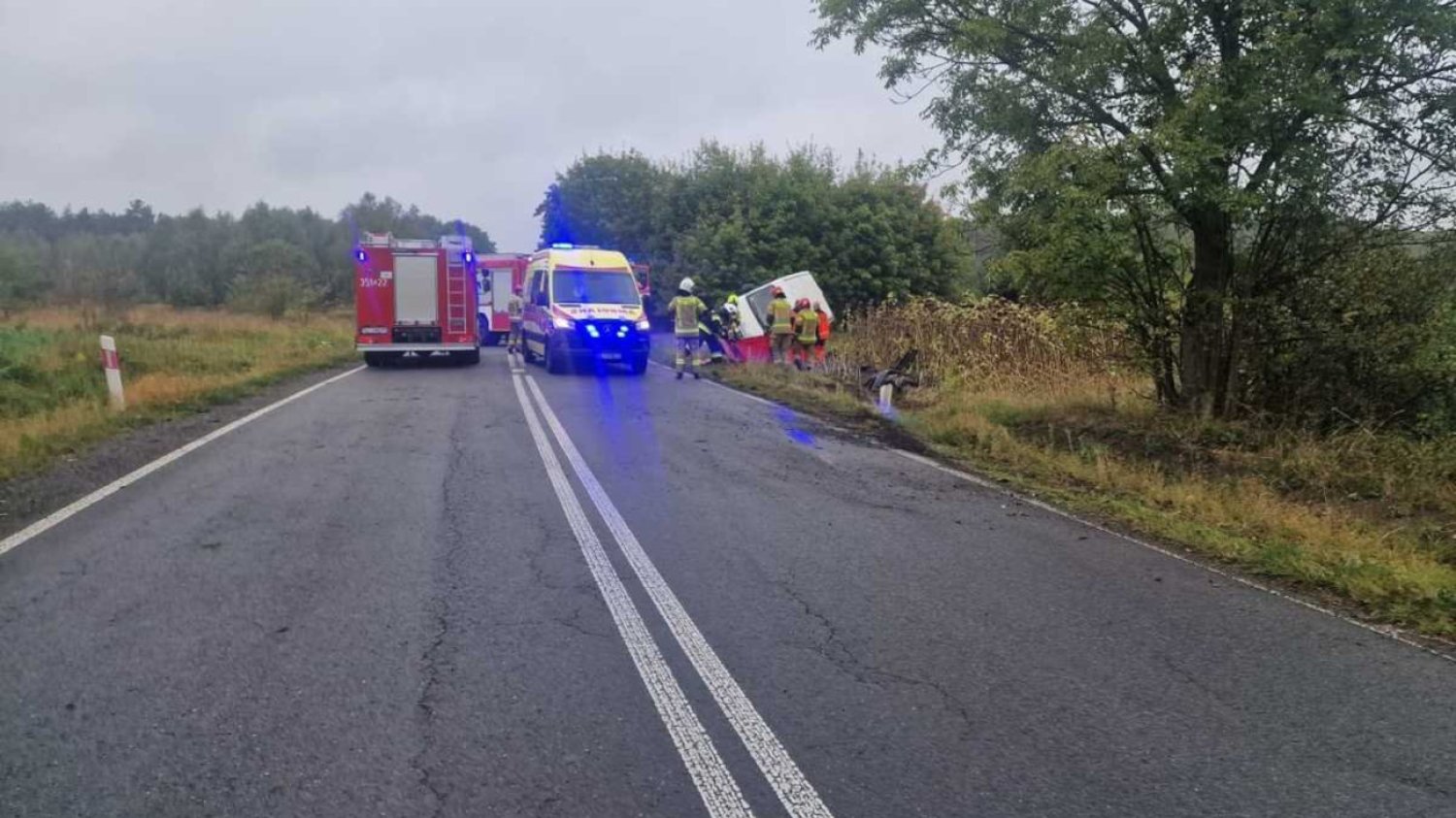 Wypadek koło Turowa. Bus wypadł z drogi i dachował, kierowca nie przeżył
