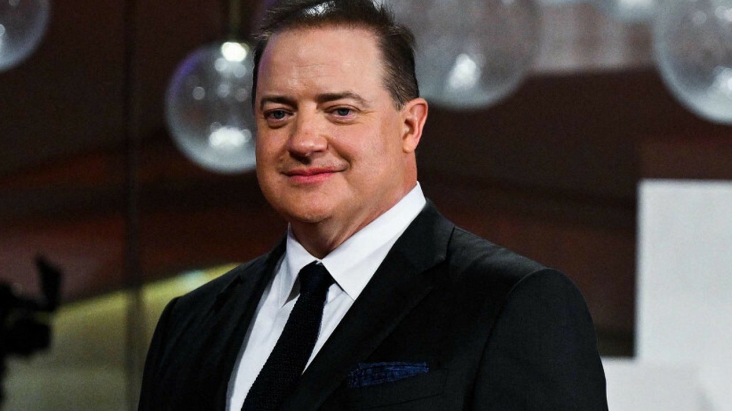 Brendan Fraser z kilkuminutowymi owacjami na stojąco na festiwalu w Wenecji. Brendan Fraser z kilkuminutowymi owacjami na stojąco na festiwalu w Wenecji.