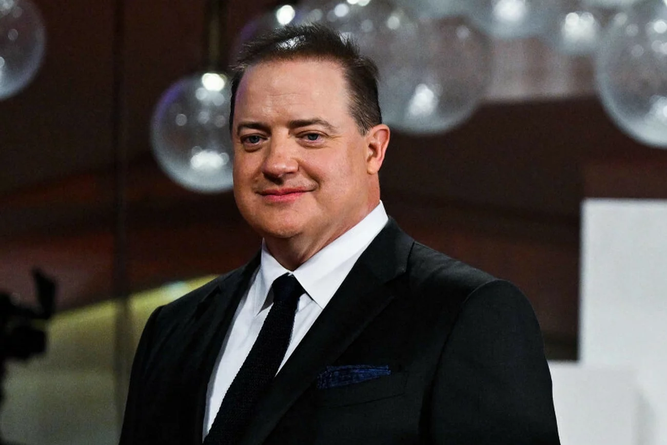 Brendan Fraser z kilkuminutowymi owacjami na stojąco na festiwalu w Wenecji. Brendan Fraser z kilkuminutowymi owacjami na stojąco na festiwalu w Wenecji.