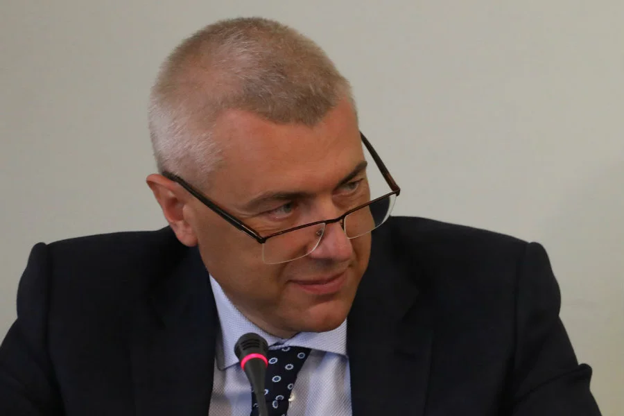 Roman Giertych wykpił na Twitterze dopłaty do krów i tuczników, które Jarosław Kaczyński obiecał na konwencji PiS w Kadzidle.