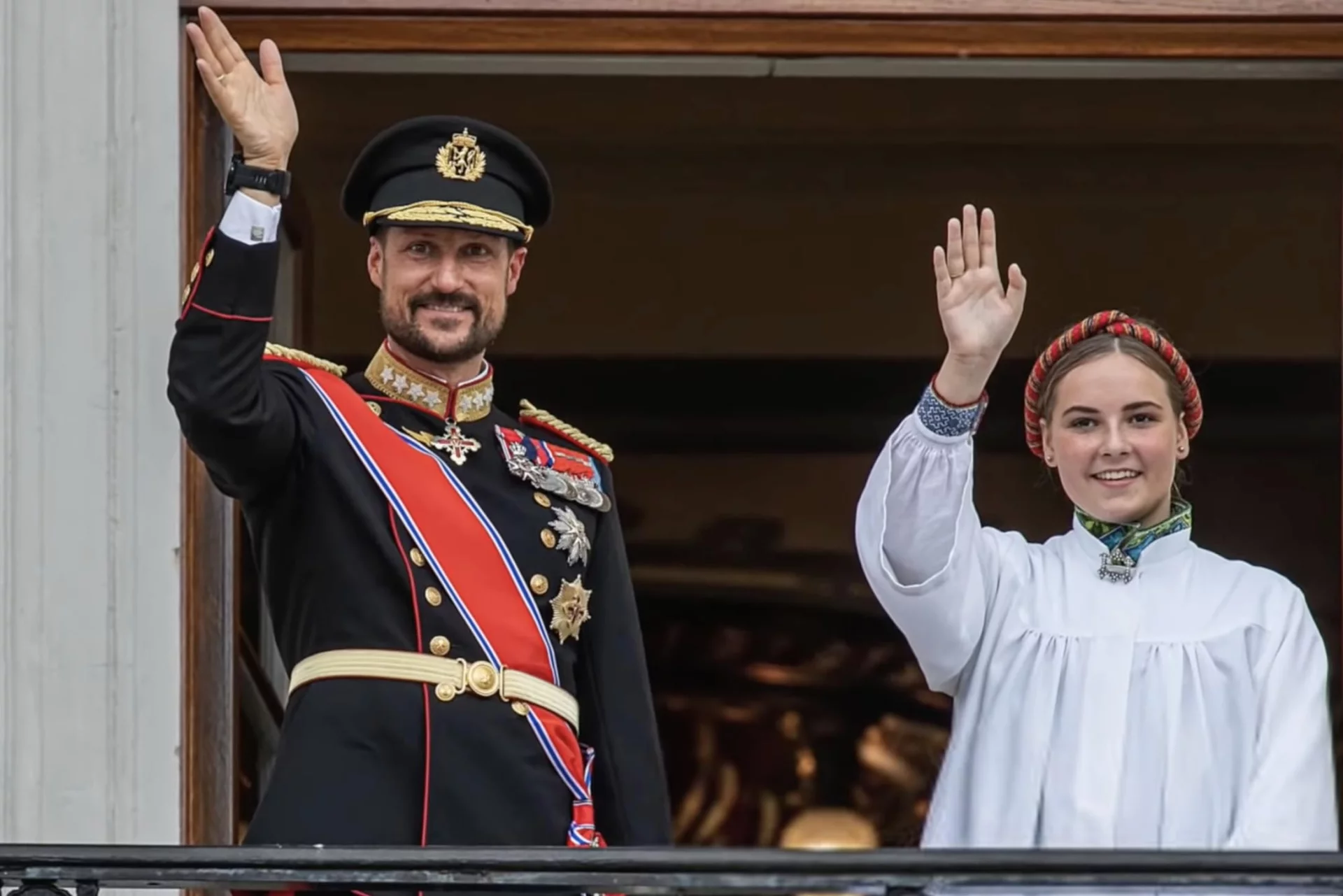 Dwóch przyszłych następców tronu – książę Haakon z córką księżniczką Ingrid.
