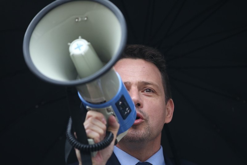 Prezydent Warszawy Rafał Trzaskowski popiera zmianę nazwy Ronda Dmowskiego na Rondo Praw Kobiet – wynika z nieoficjalnych informacji naTemat.