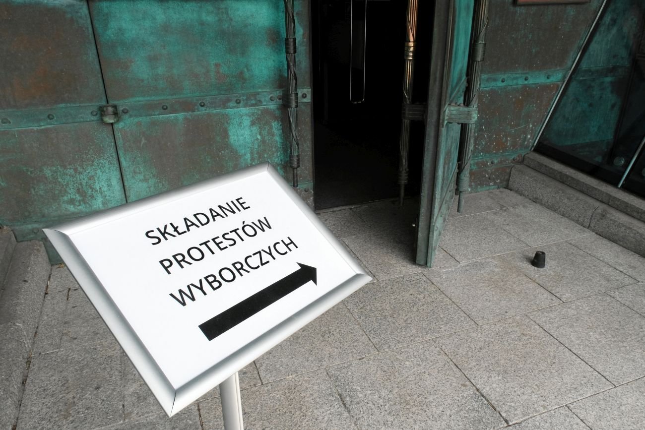 Pod Sądem Najwyższym trwają demonstracje. Pojawił się m.in. Robert Bąkiewicz, w tłumie widać też Antoniego Macierewicza