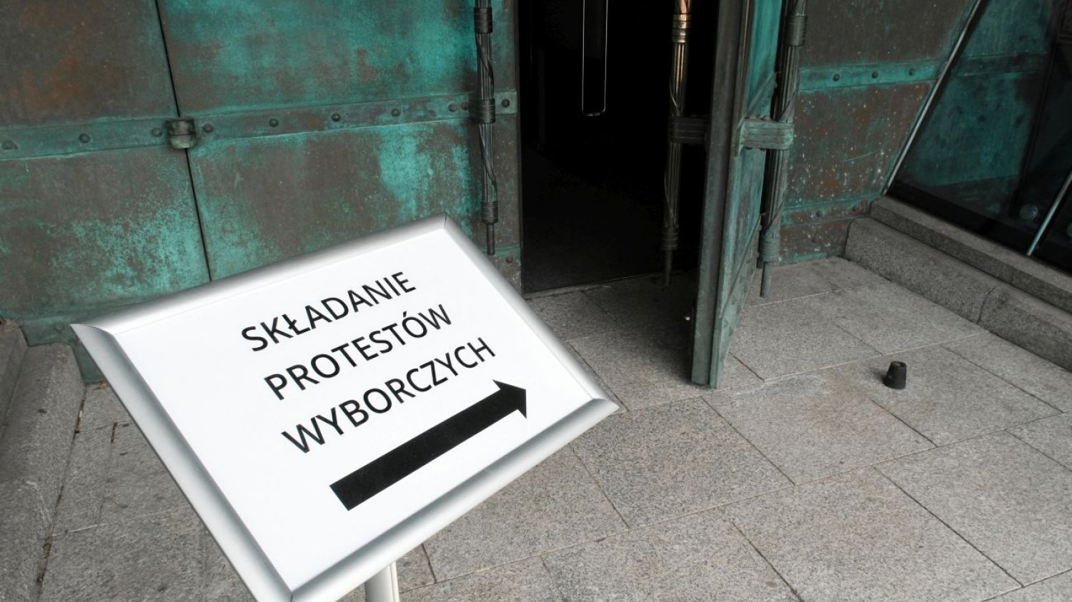 Pod Sądem Najwyższym trwają demonstracje. Pojawił się m.in. Robert Bąkiewicz, w tłumie widać też Antoniego Macierewicza Pod Sądem Najwyższym trwają demonstracje. Pojawił się m.in. Robert Bąkiewicz, w tłumie widać też Antoniego Macierewicza