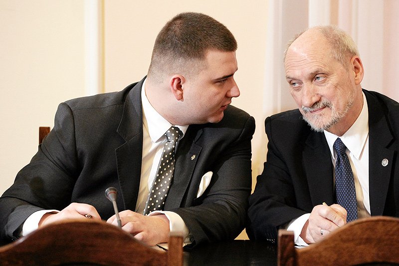 Sprawa zabawy w Białymstoku jest kłopotliwa nie tylko dla rzecznika MON Bartłomieja Misiewicza, ale i jego mentora Antoniego Macierewicza.