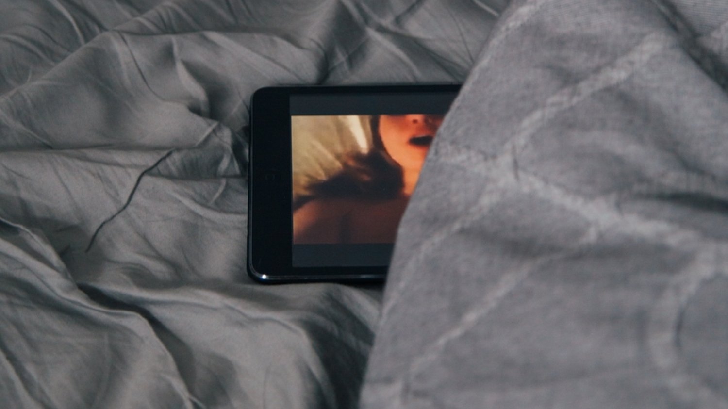 Niektóre dziewczyny nie chcą, aby ich partnerzy oglądali porno.